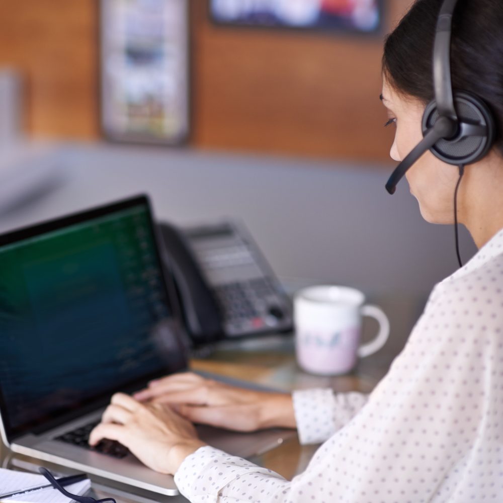 Professionnelle à distance organisant les tâches administratives d’une entreprise depuis son espace de travail.
