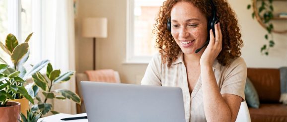 Assistante digitale travaillant sur un ordinateur portable dans un bureau moderne.