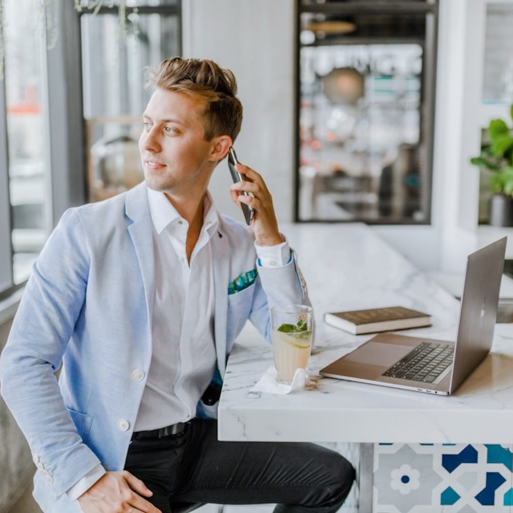 Indépendant suivant une formation de téléprospection gratuite depuis son bureau