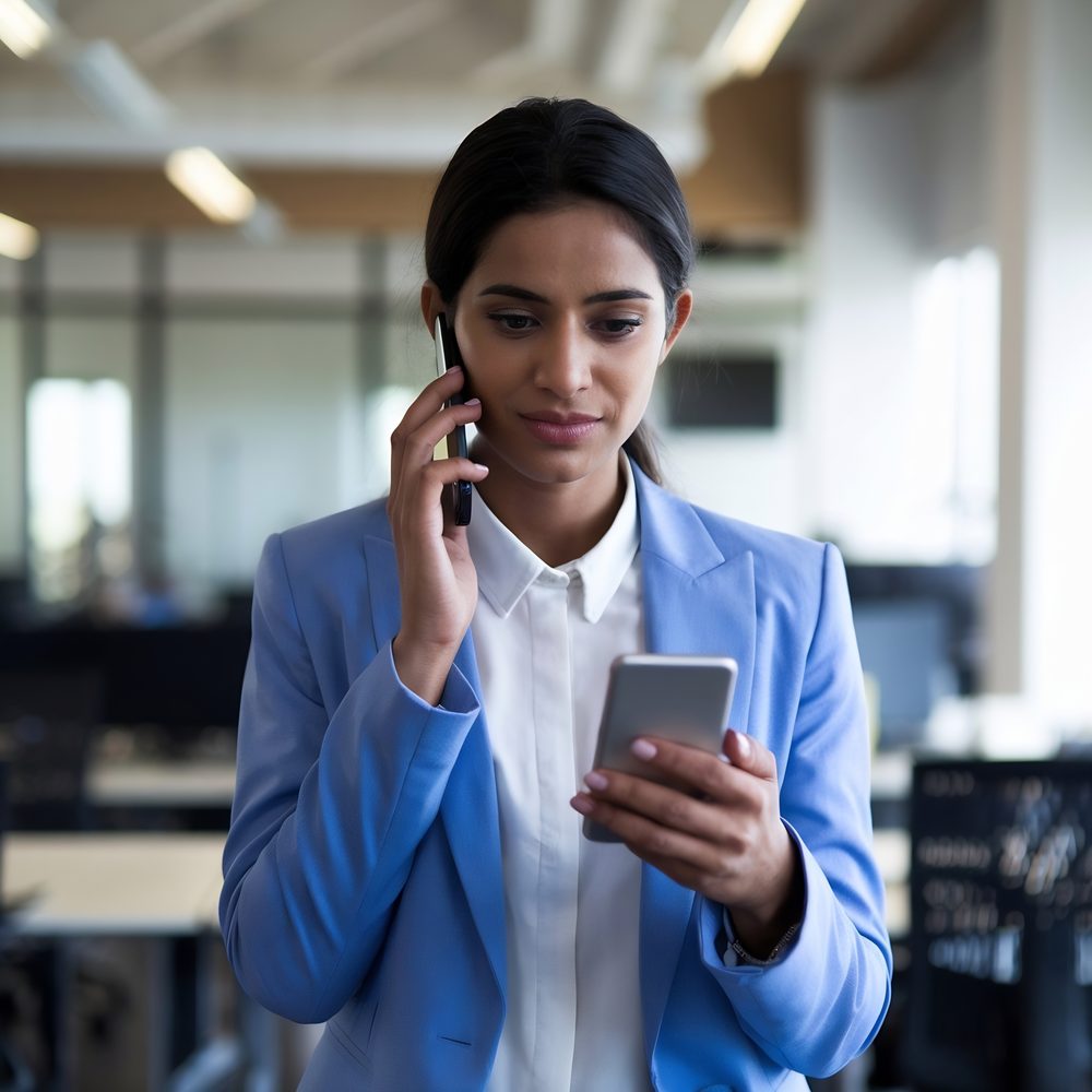 Équipe de commerciaux apprenant les techniques de vente téléphonique dans une salle de formation.