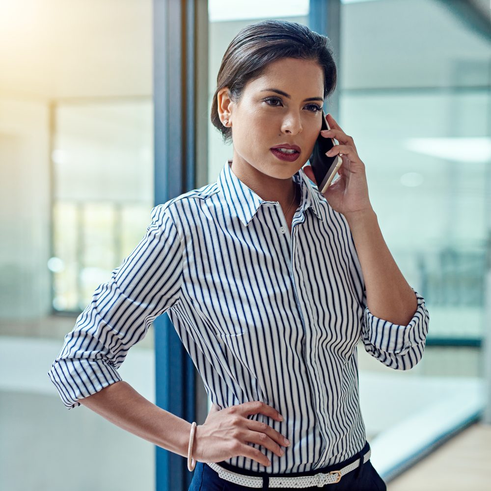 Responsable commercial concentré pendant un appel professionnel pour obtenir un rendez-vous.