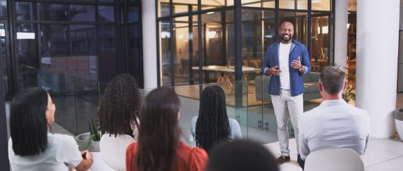 Formateur animant un atelier de prospection commerciale auprès d’une équipe de vente.