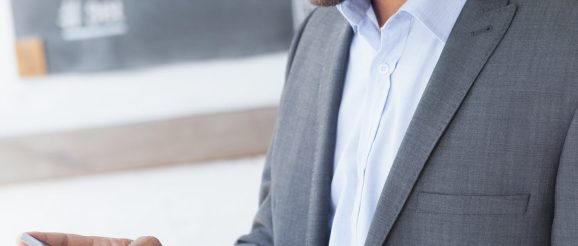 Téléopératrice en formation évaluant ses acquis lors d’un exercice d’appel commercial.