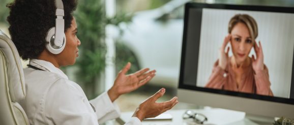 Candidat assistant virtuel en entretien devant un ordinateur portable