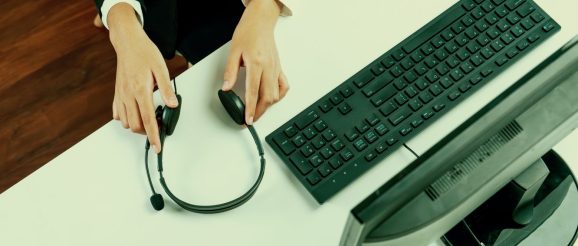 Assistant virtuel travaillant sur un ordinateur dans un bureau à domicile