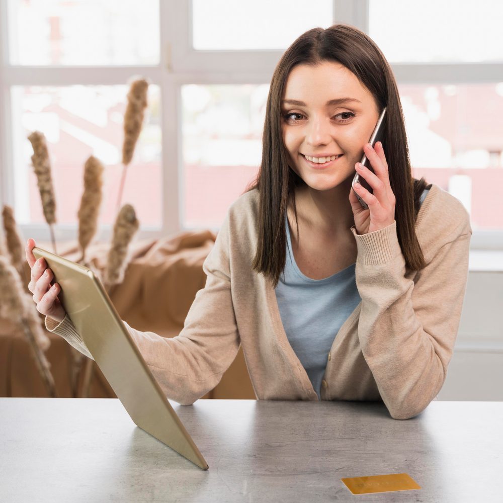 Téléconseiller échangeant avec un client au téléphone pour proposer un rendez-vous ou un devis.