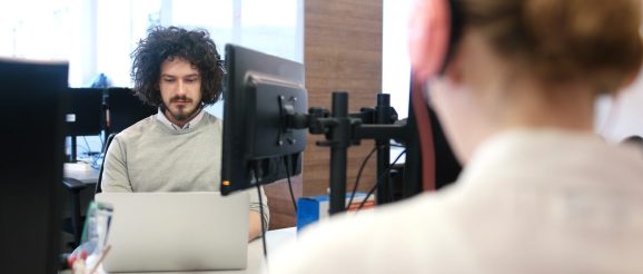 Responsable recrutement échangeant avec un candidat au poste de téléprospecteur B2B lors d’un entretien.